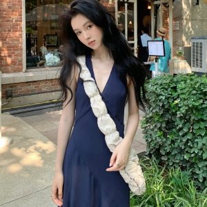 COS 黑五必买裙裙👗花苞小黑裙$164、白月光吊带裙$127