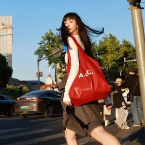 SSENSE 托特包合集 三宅蓝银6格$653(原$1135)