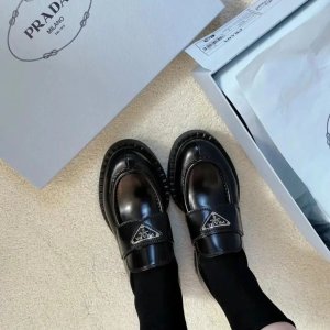 这年头 MiuMiu/Prada 也都顶不住了吗🏋️‍ 乐福鞋$863 (官$1900)