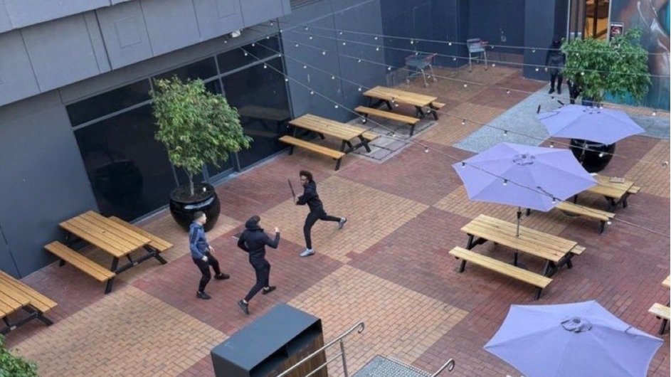 澳洲商场持刀斗殴事件全场封锁!10人打斗1人重伤,民众惊恐尖叫:血迹斑斑