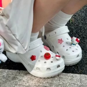 Crocs 澳亚特价 💥 白泡芙$44 平底款$24