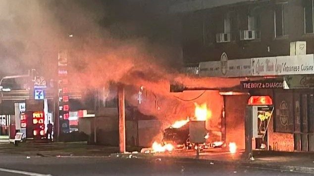 悉尼商店六周内第三次被袭!车辆冲撞起火引爆炸,居民:整栋楼都震动了
