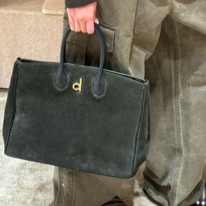 Burberry国内￥21000 劲省$12750+！麂皮托特包