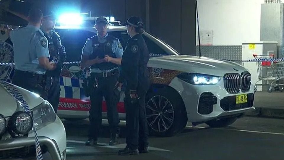 悉尼Westfield突发暴力捅人案!2人被刺伤送医,目击者被吓坏