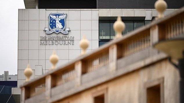 墨尔本大学教授因向博士生发短信、诗歌与仅穿内裤照片被解雇,事件出现反转?