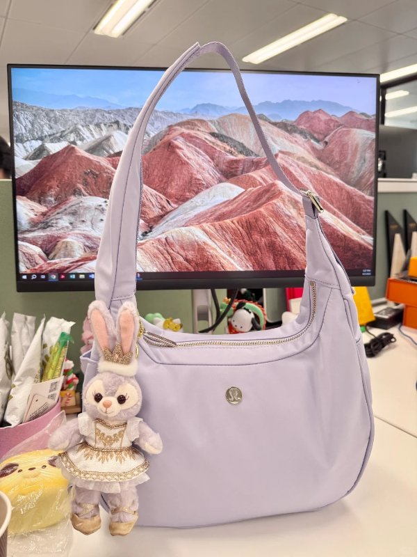 City Essentials 斜挎包