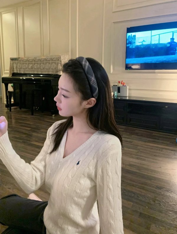 V领粗绞花针织毛衣