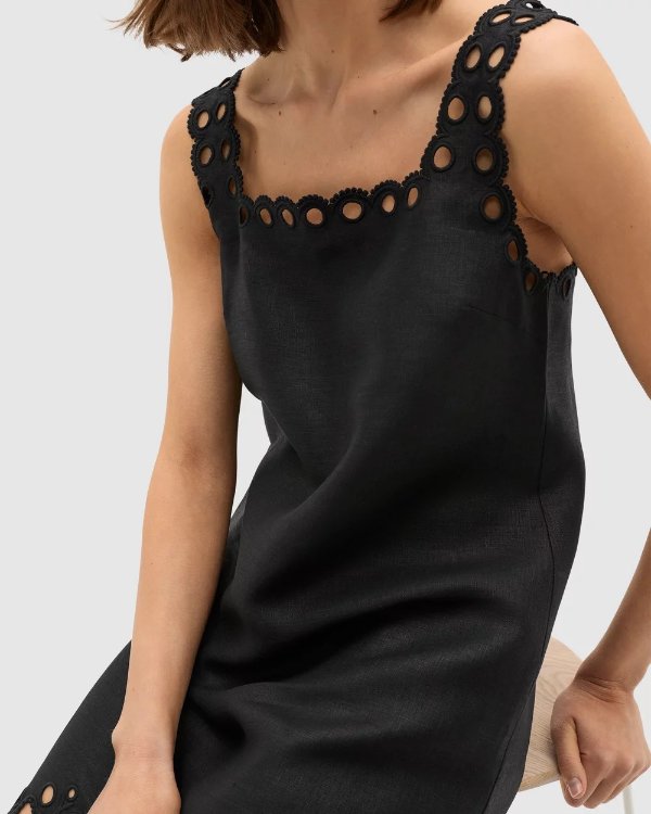 亚麻刺绣连衣裙