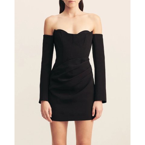 露肩抹胸小黑裙
