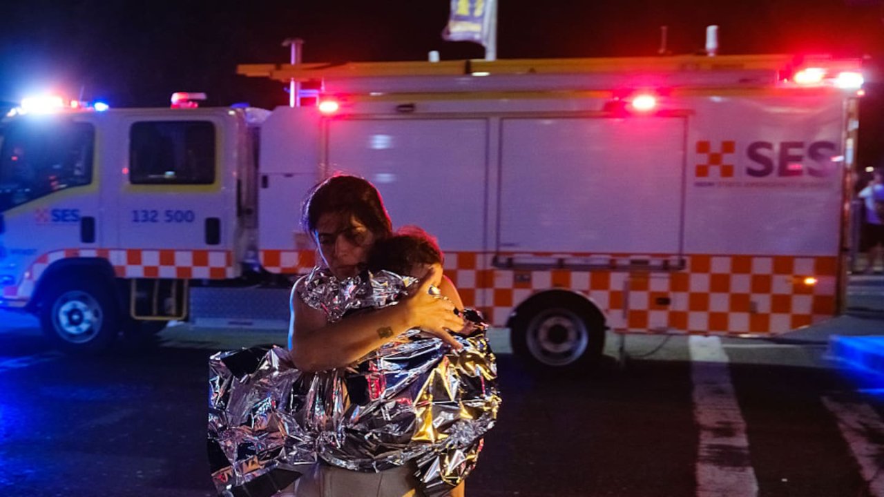 悉尼邦迪海滩恐袭惊魂：已致16死40伤！最后时刻视频曝光，英勇市民徒手夺枪救人！