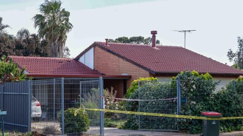 阿德莱德凌晨大火！七旬母亲不幸遇难，儿子送医抢救！邻居痛心：昨晚还见他们遛狗…