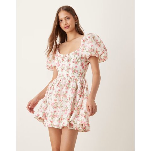  白色花卉泡泡袖连衣裙