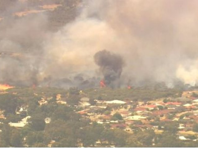 珀斯两处山火威胁生命与家园，紧急警...