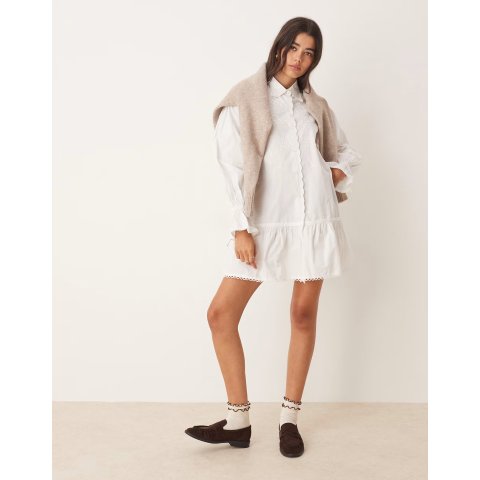  白色绣花衬衫裙