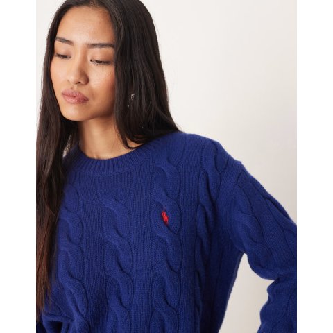 蓝色针织圆领毛衣