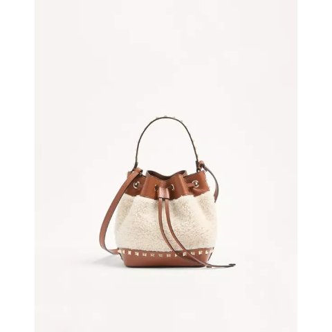 Garavani Rockstud 羊羔毛水桶包