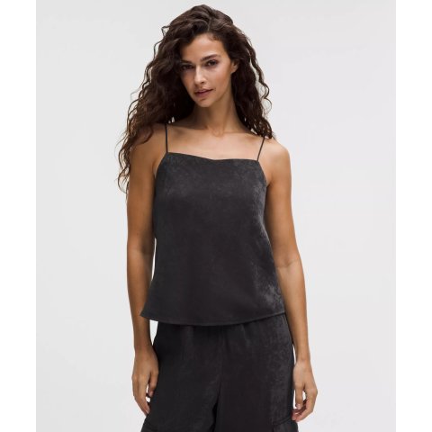 lululemon薄带缎面吊带上衣