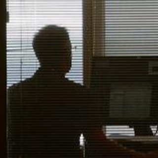 深夜黑影潜入！他睡梦中惊醒被陌生人偷窥，同一晚还有多人受害…