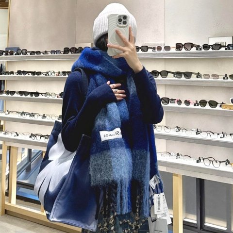 蓝色马海毛格纹围巾