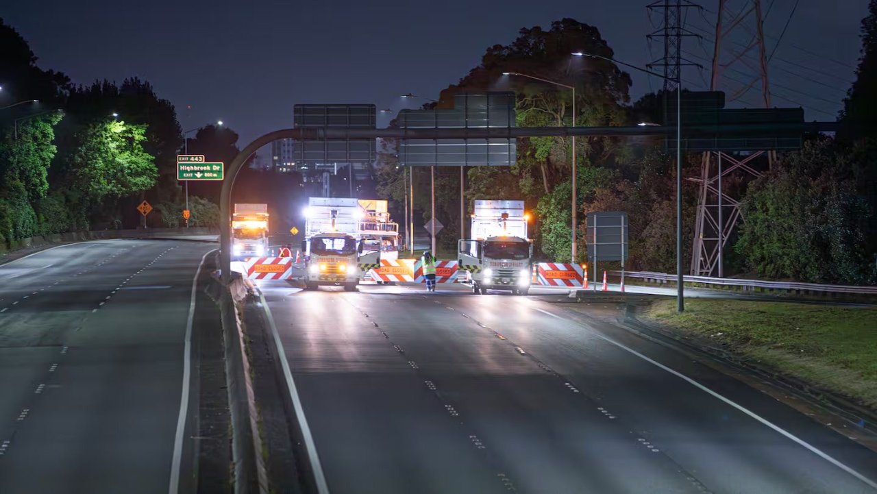 奥克兰高速惊魂夜！摩托车手极速狂飙拒停，撞上防撞车当场身亡