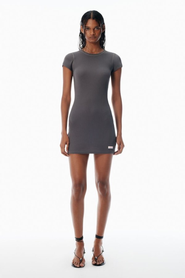 灰色短袖连衣裙