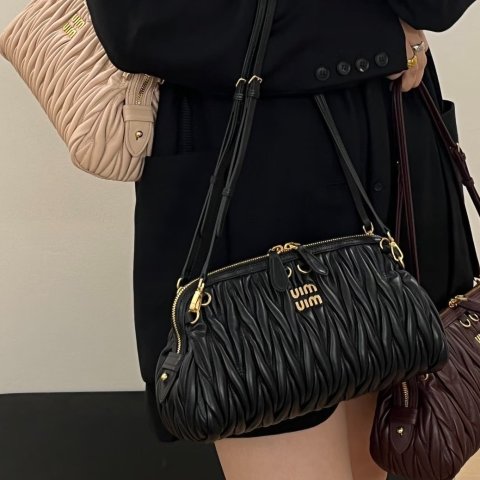 Miu Miu黑色羊皮褶皱手拿包