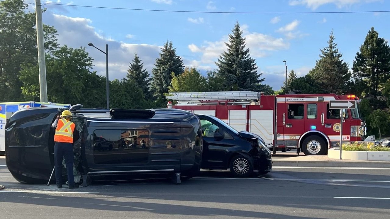 多伦多定交规没通知你？网友爆料HWY7上印度人逆行撞车，华人司机受伤被抬出！