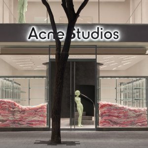 24S Acne Studios闪促 灰色笑脸针织帽$190 流苏围巾$212