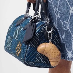 Louis Vuitton 你真的很会做包包挂件！可颂配老花 羡慕你我他