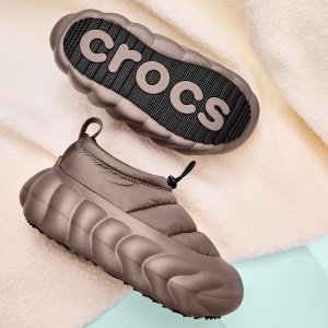 上新：Crocs 全新潜艇系列 经典暖棉洞洞鞋