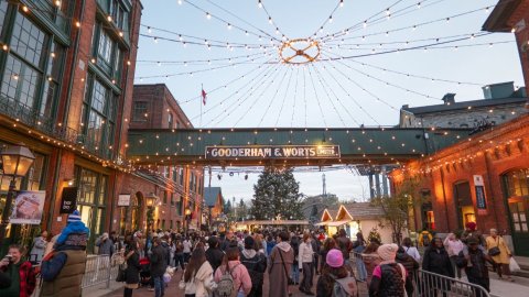 2025多伦多Distillery圣诞集市攻略 - 《怪奇物语》沉浸式体验！活动、门票、交通！