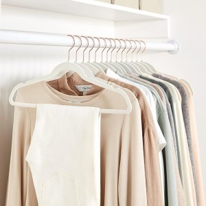 Amazon Basics 天鹅绒防滑衣架30个 衣服整洁不滑落 👚✨