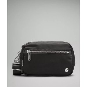 Lululemon冲！这件价格超好Everywhere斜挎包 1.5L