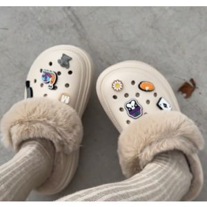 Crocs 折扣区再添新！雪屋暖绒洞洞鞋$47.5