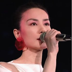 2025 春晚美学 王菲虾片耳环与发际线腮红 "菲式审美"打造折叠面