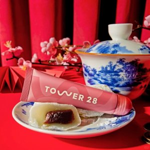 蛇年限定：Tower 28-新年限定润色唇膏 柔和玫瑰裸色 红豆麻薯味