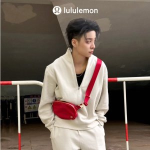 回国送礼：lululemon断货王 折扣款斜挎包 回国送礼特合适！