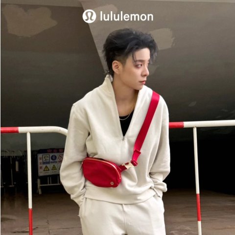 枫叶款$14+包邮 毛绒款$29回国送礼：lululemon断货王 折扣款斜挎包 回国送礼特合适！