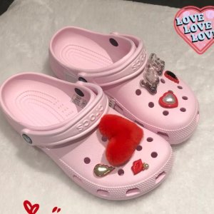 Crocs 情人节粉色泡泡溢出屏幕了！限定洞洞鞋$49.99起