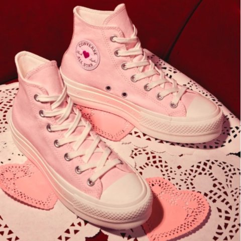 爱心鞋底超可爱💗Converse ♡情人节限定 甜蜜暴击帆布鞋$65起！