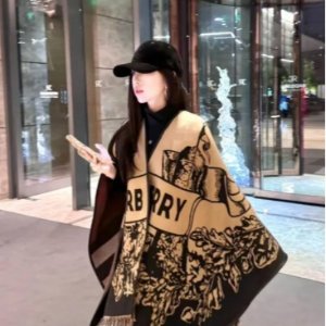 Burberry巴宝莉| 经典永不过时 卡包$272、围巾$425