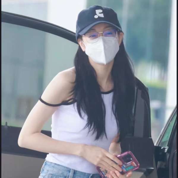 白色月亮徽标平纹针织背心