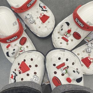 Crocs X Snoopy 联名款新品又来喽！史努比全家福！