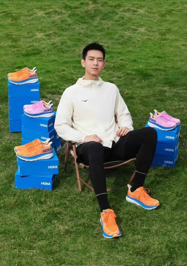 HOKA Clifton 9 男款跑鞋