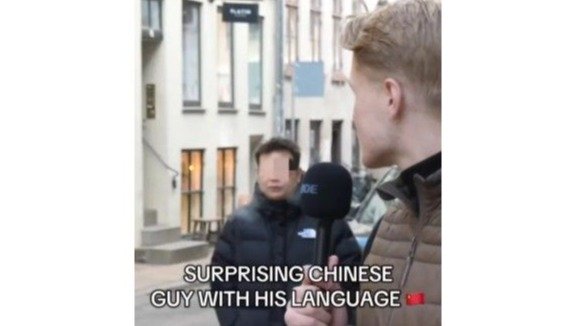 中国大哥国外街头接受采访,中间忍不住用中文小声bb了几句,网友笑疯~