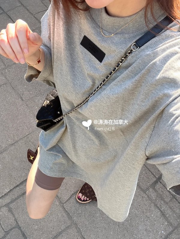 灰色套头短袖