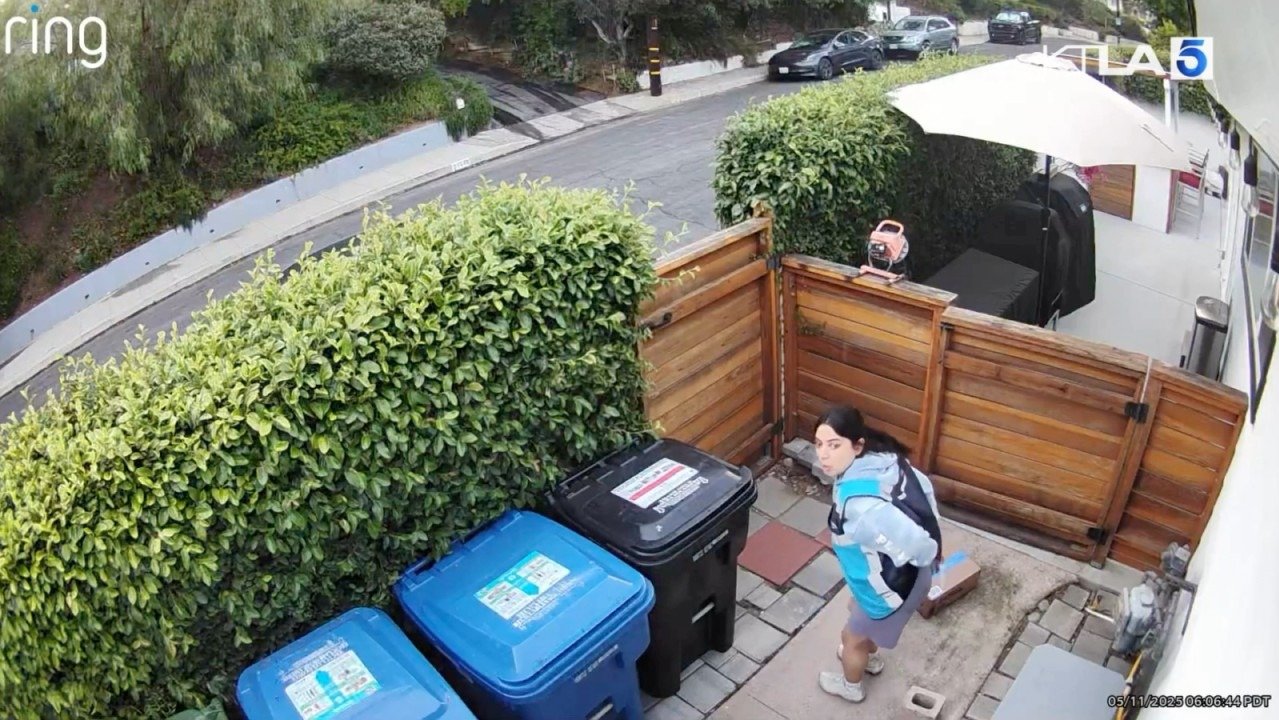视频曝光！一名Amazon女性快递员竟在顾客家门口💩，全程怼脸直拍！