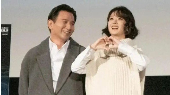 赵丽颖新恋情曝光?被拍与金马奖导演赵德胤法国同游、带娃散步,网友:这🍉有点熟!