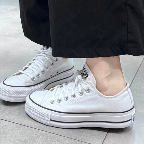 白色 Chuck Taylor All Star Lift 运动鞋