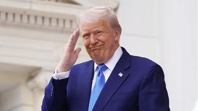 突发!特朗普政府下令暂停所有学生签证申请!拟推行留学生社媒审查制度!